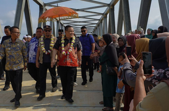 Pj Gubernur Riau Resmikan Jembatan Desa Rantau Kasih, Tingkatkan Konektivitas dan Ekonomi Wilayah